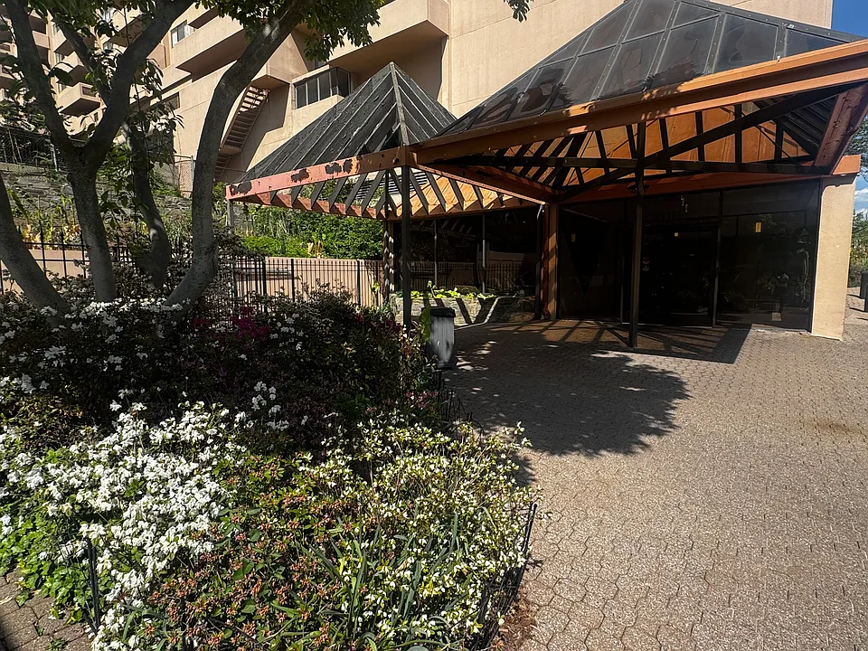1301 N Courthouse Rd #805