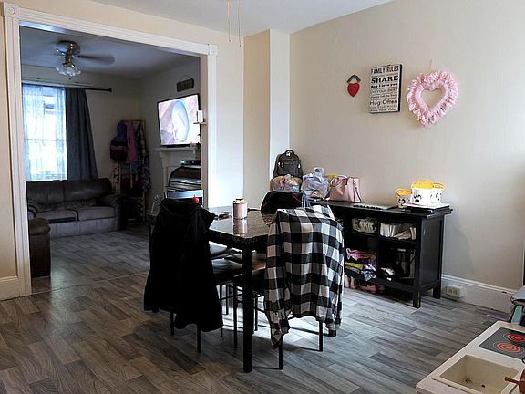 5th image of 216 Fleetwood St