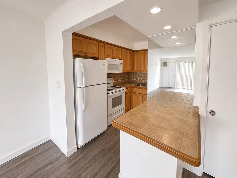 510 Lake Shore Dr #5 — Photo 1