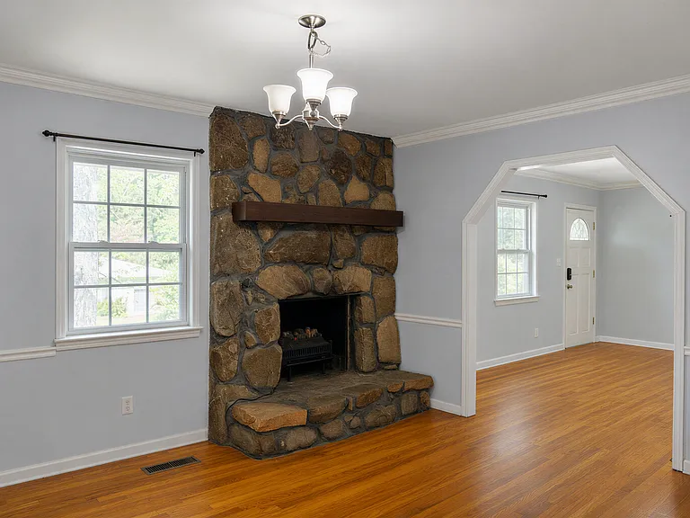 1910 Honeycut Ln — Photo 4