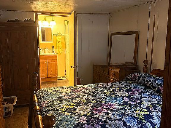 3rd image of 909 Morton St