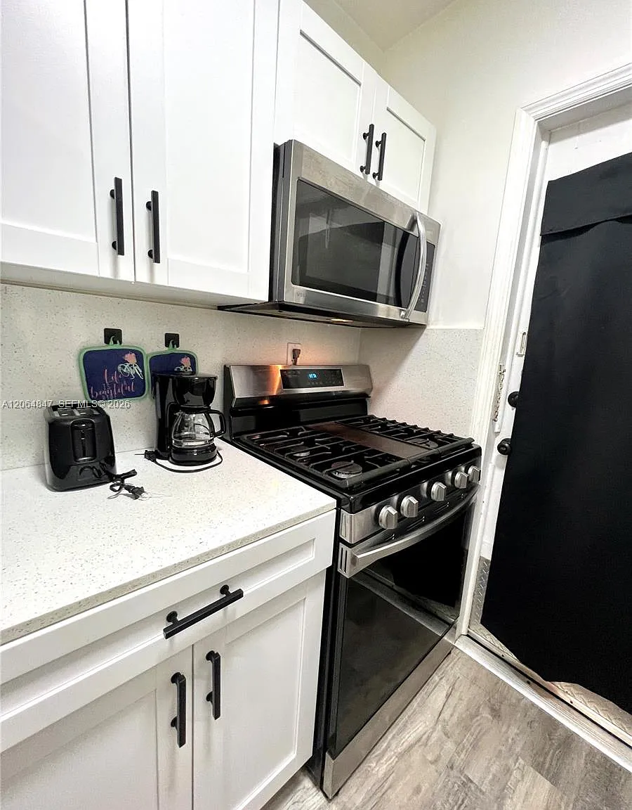 The Beverly Arms Condo — Photo 1