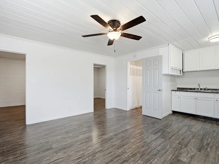 623 S Country Club Dr — Photo 4