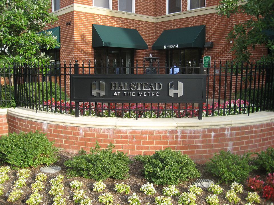 Main Entrance Halstead at the Metro I