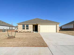 932 S Blackjack Ln, Mustang, OK 73064