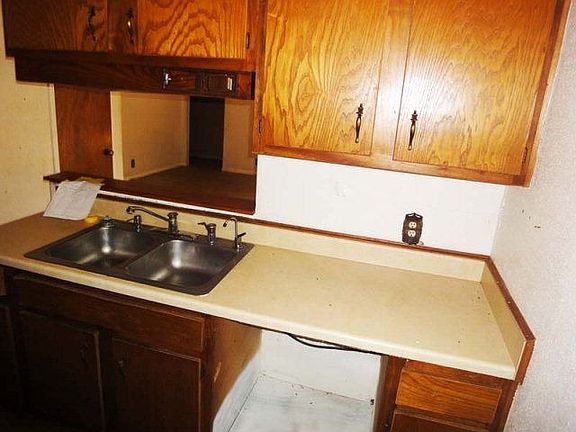 3rd image of 430 Long St