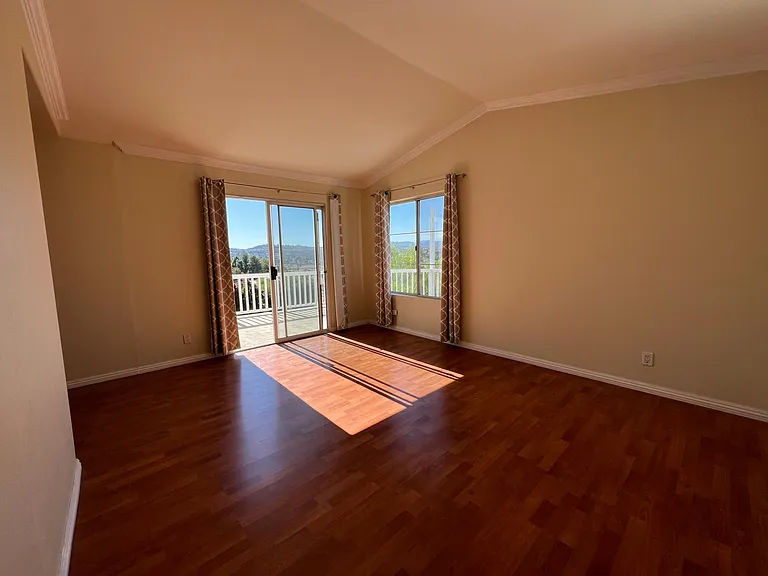 Master Bedroom w/Vaulted Ceilings w/direct access to deck