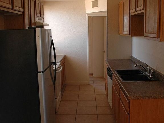 4th image of 1118 E Yucca St