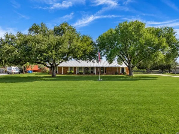 222 DEER RUN ST, Pleasanton, TX 78064