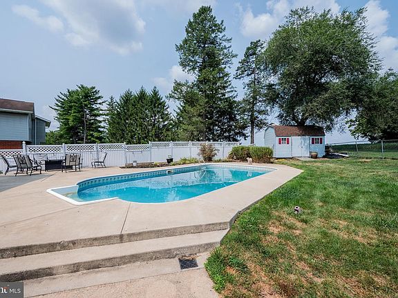 5th image of 43 Pinewood Cir