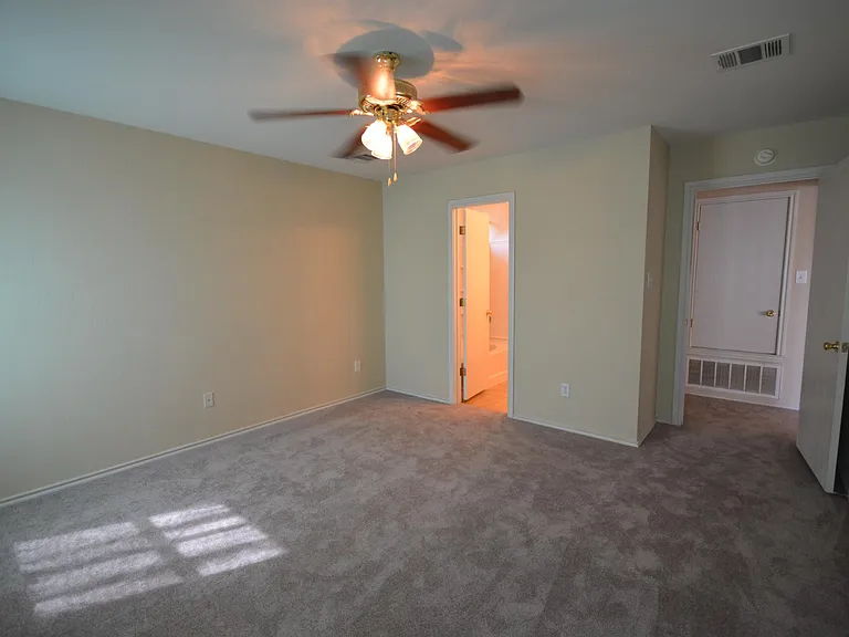 410 Goldenrod St — Photo 12