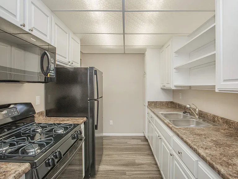 Huntington Highlander Apartment Homes — Photo 17