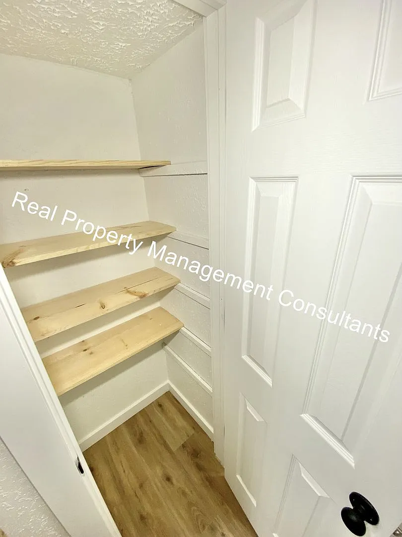 2203 Twin Oaks Dr — Photo 4