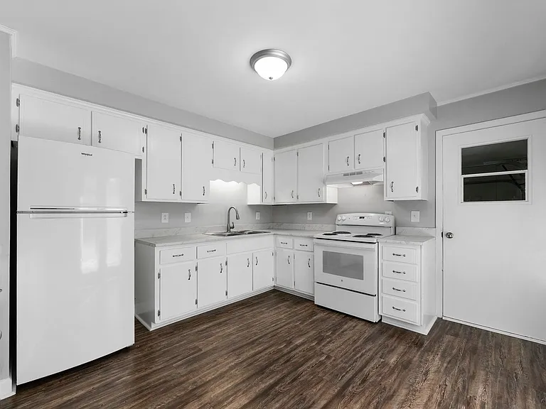 300 Hundred Oaks Dr — Photo 8