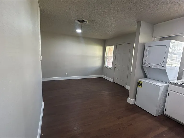 818 W Texas St — Photo 35