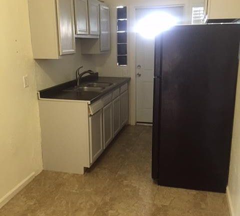 4th image of 813 E Amelia Ave