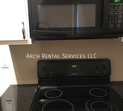 3rd image of 4238 Botanical Ave