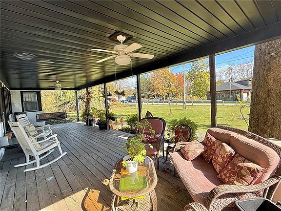 3rd image of 691 Cottage Grv