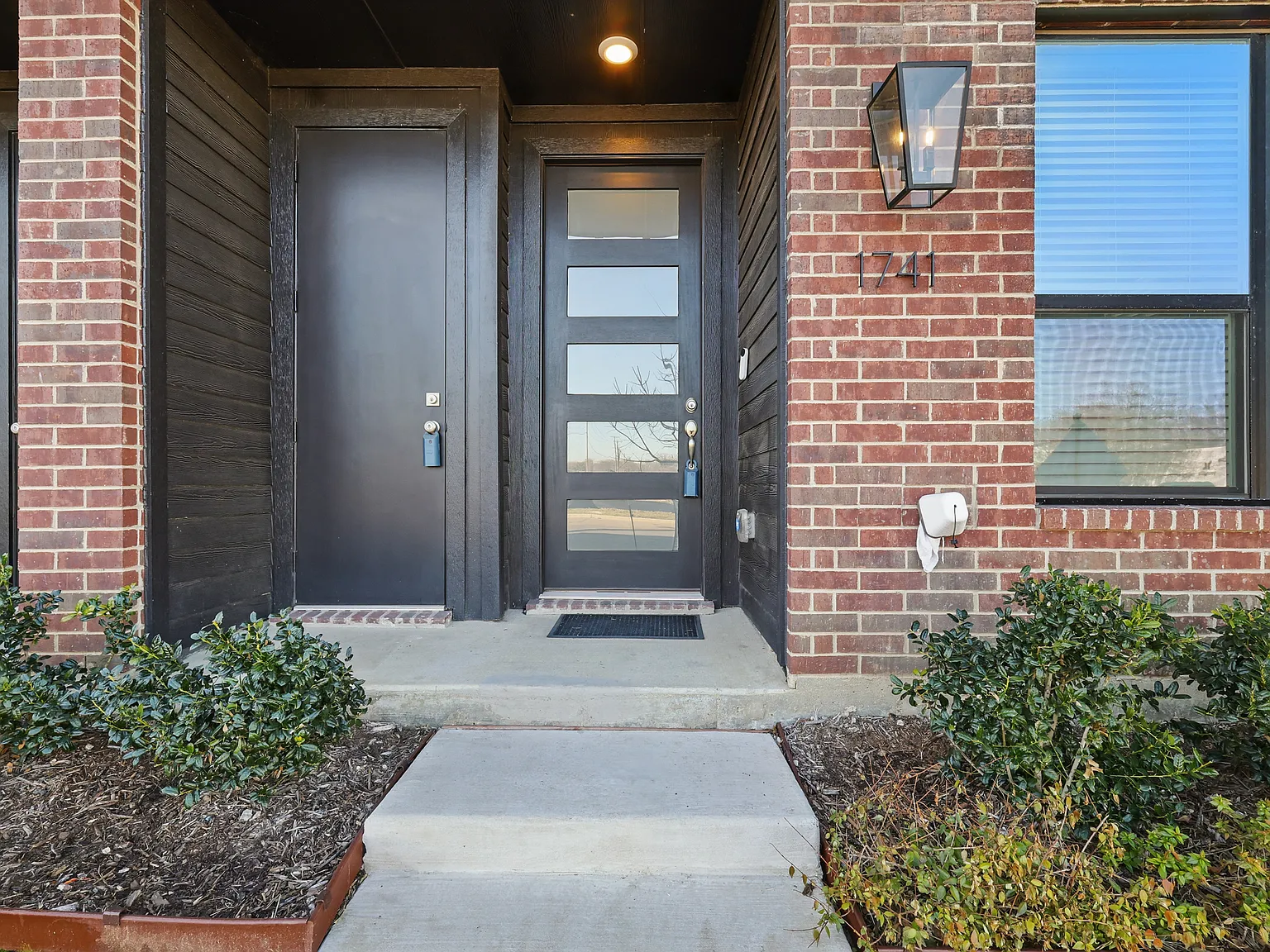 3 bed, 1882 sqft, $2,300 — Photo 1