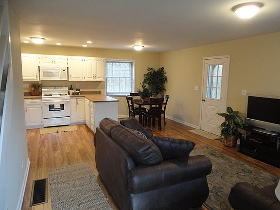 3rd image of 10120 Hillview Ct