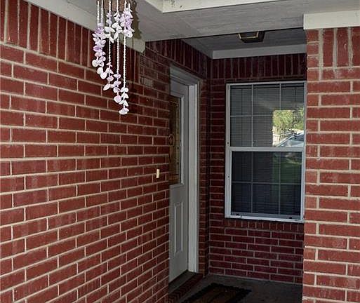 4th image of 909 Anahuac Ave