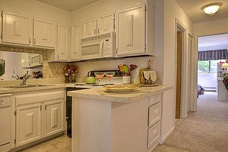3rd image of 1010 Southern Artery #6F