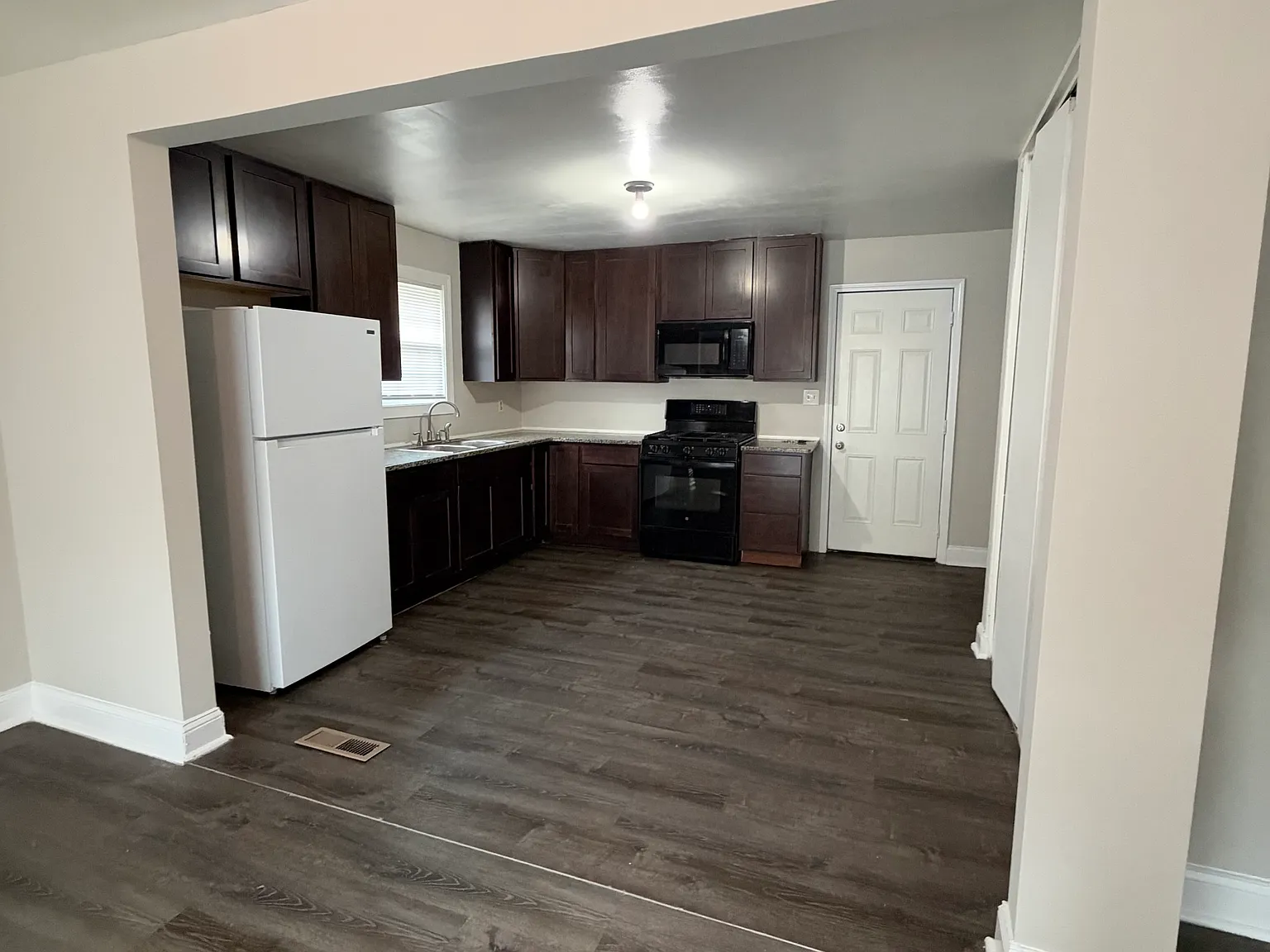 4 bed, 1222 sqft, $2,200 — Photo 3