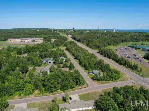 17 Oak Lawn Dr, Hancock, MI 49930