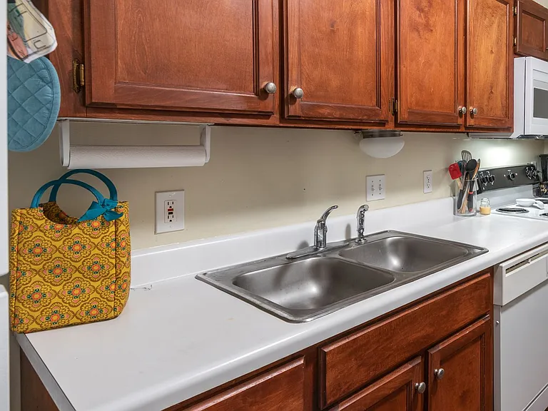 211 Chevy Chase Dr — Photo 15