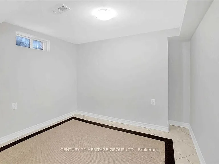 521 Heddle Cres — Photo 5