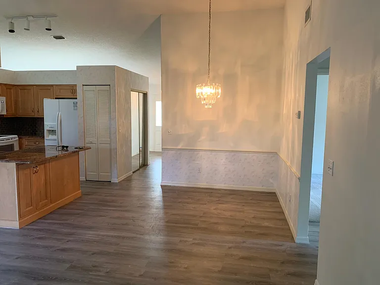 138 Barrington Dr — Photo 10