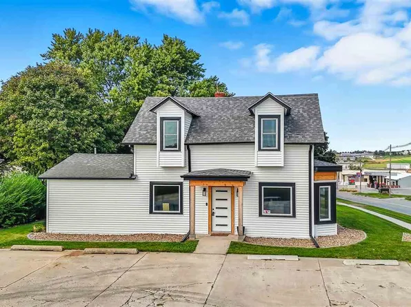 100 W Maple St, Williamsburg, IA 52361