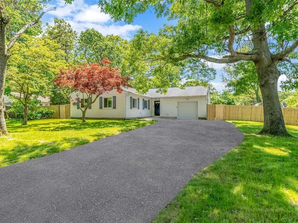 150 Pauls Path, Coram, NY 11727