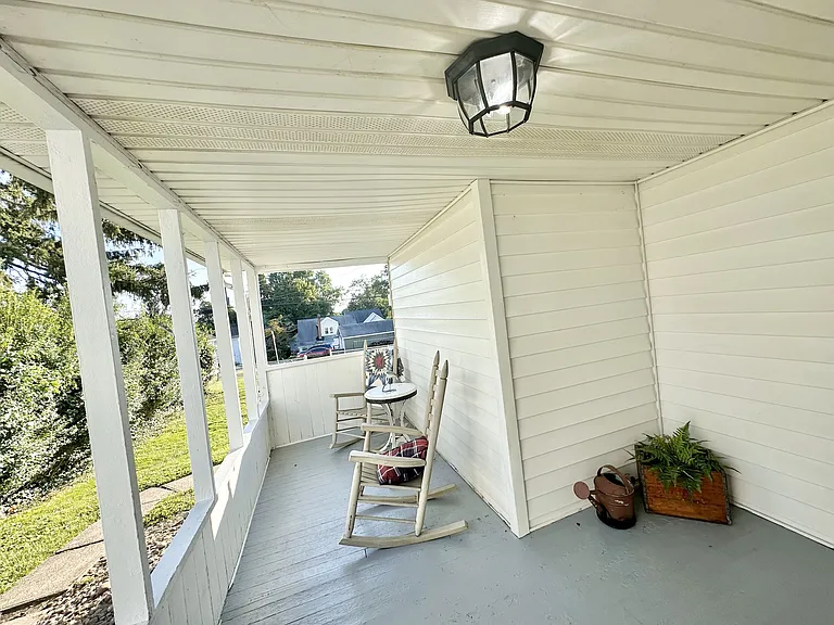 957 Vine St — Photo 3