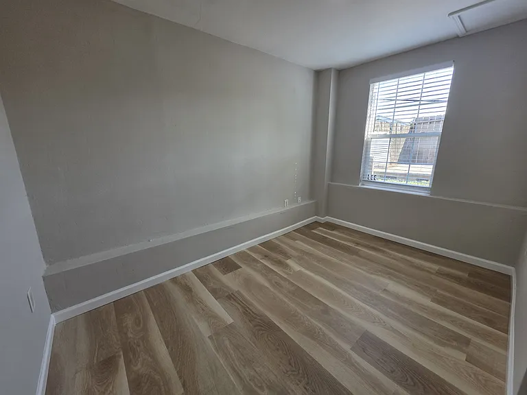 2033 E 20th St — Photo 14