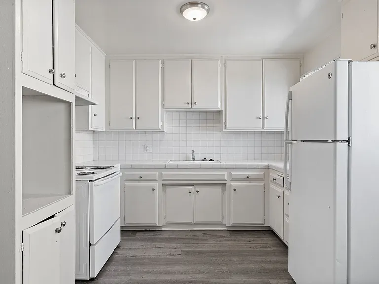 Baldwin Hills Apartments — Photo 17