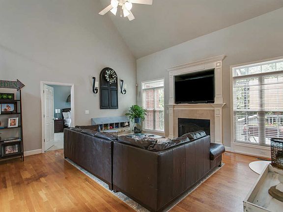 4th image of 2433 Adelaide Dr