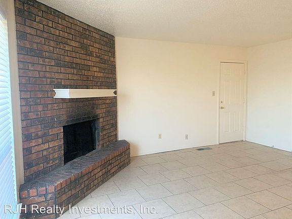 2nd image of 1011 Acacia Cir