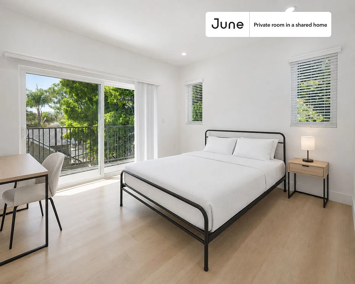 Queen bedroom in 4 bed/3 bath home in Hollywood #1857 D — Photo 1