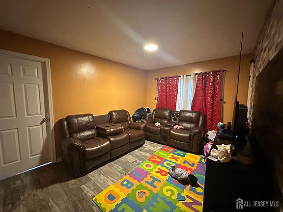 5th image of 174 Suydam St