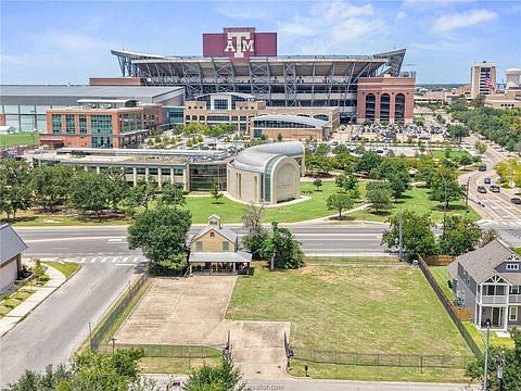 Just a couple of blocks from Kyle Field! Lovely views and most desirable location for students