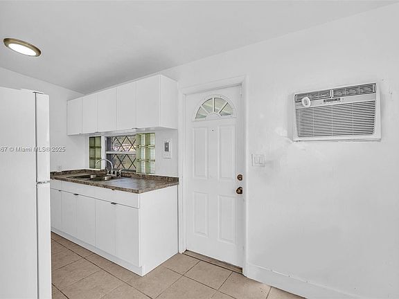 5th image of 137 NW 29th Ave