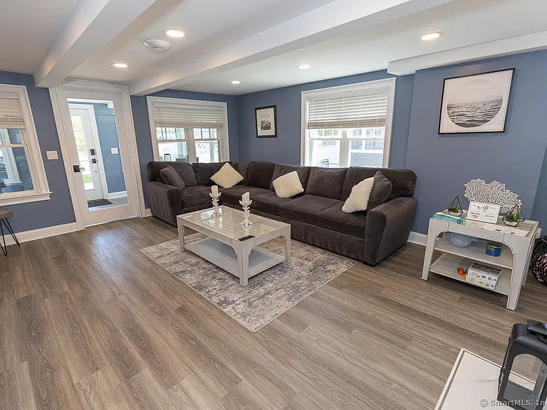 55 Swan Ave — Photo 18