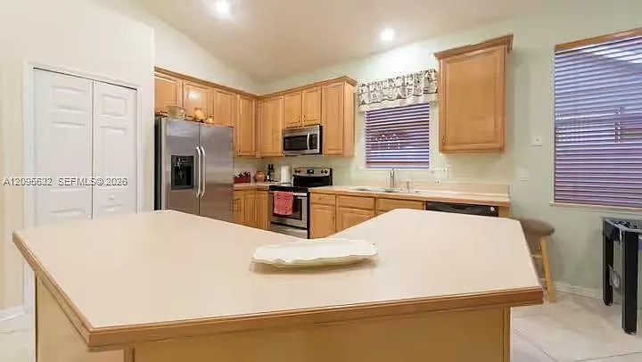 4 bed, 2.0 bath, $3,750 — Photo 3