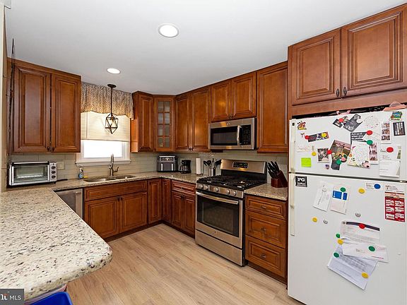 3rd image of 621 Benson St