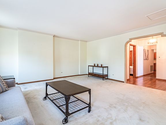 5th image of 1556 N La Salle Dr #3