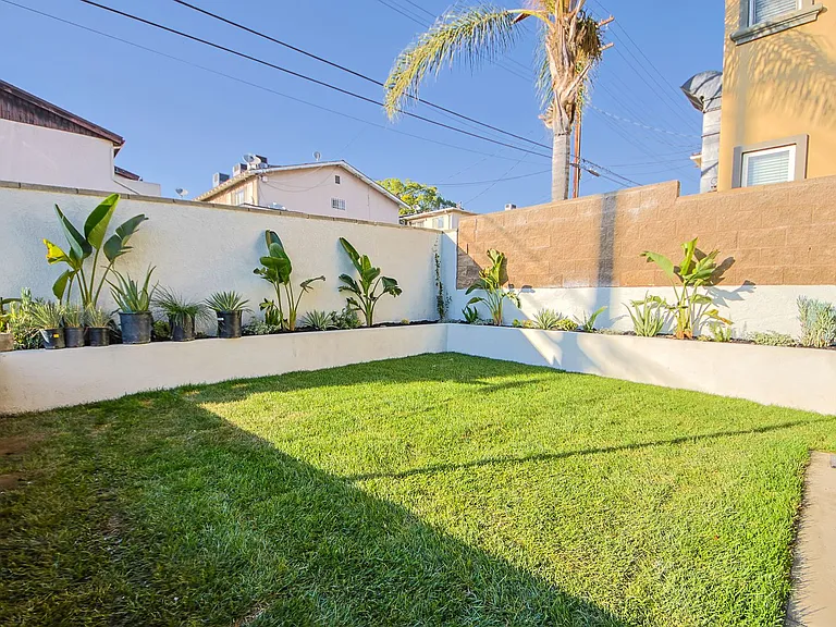 723 E Verdugo Ave #201 — Photo 17