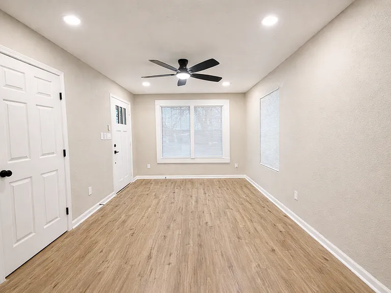 215 E Lubbock St — Photo 3