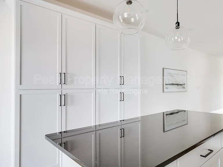 211 E 15th St — Photo 25