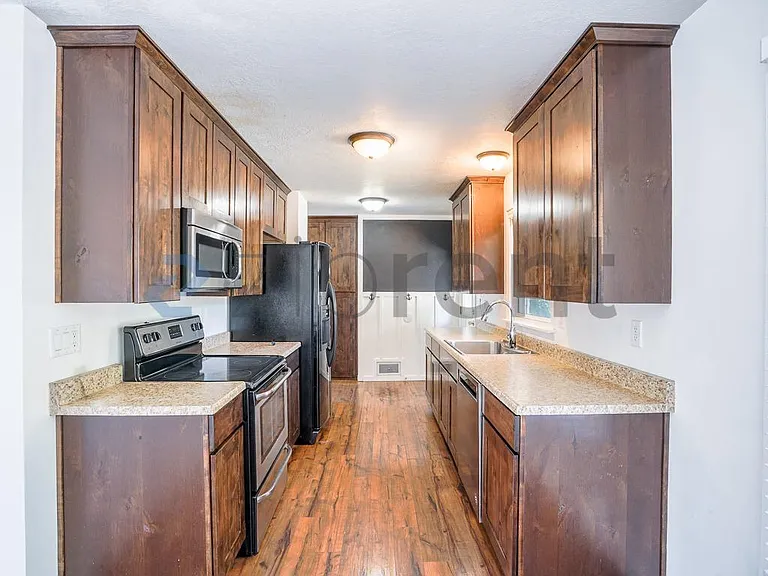 696 N Center St — Photo 11